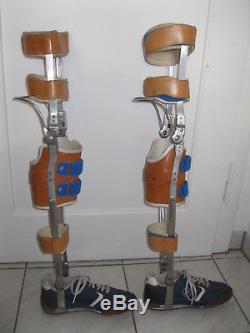 Zwei Beinprothesen Bein Prothese Beinamputation Simulator Simulation Amputation